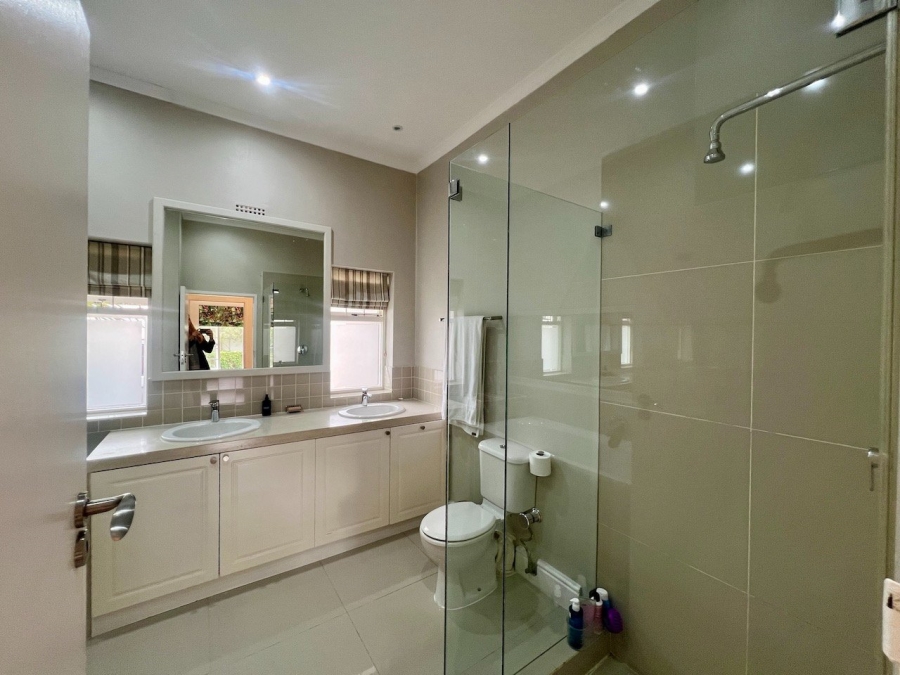 To Let 4 Bedroom Property for Rent in Constantia Western Cape